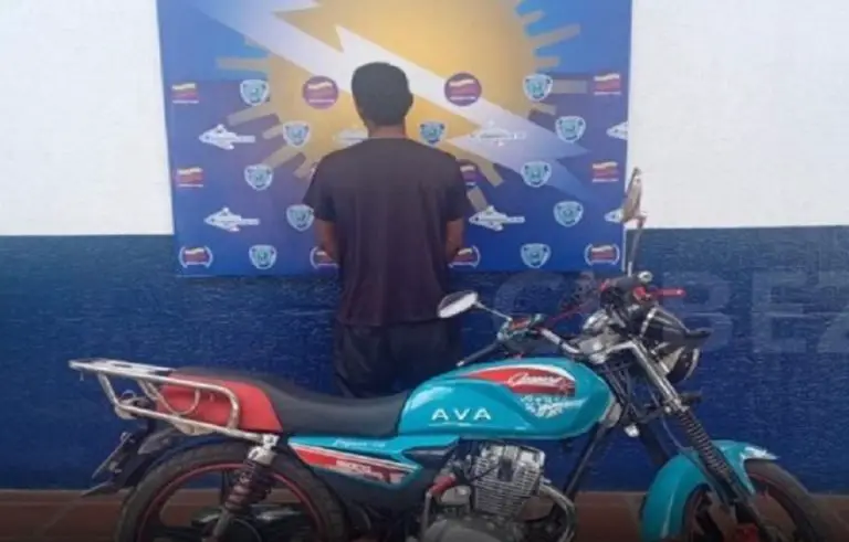 Sujeto arrastró a su pareja por el cabello en su moto