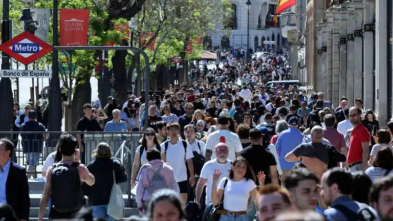 España anuncia regularización para medio millón de migrantes