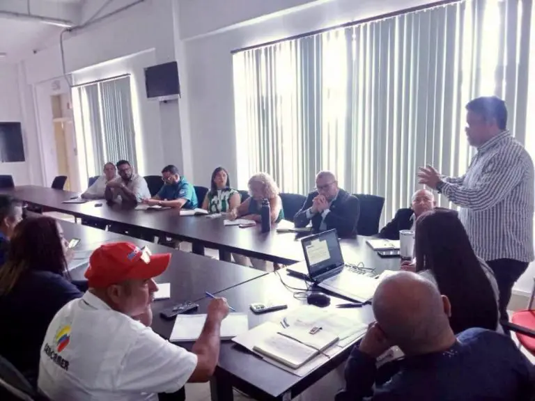 Gremios comerciales y organismos públicos acuerdan monitorear economía falconiana