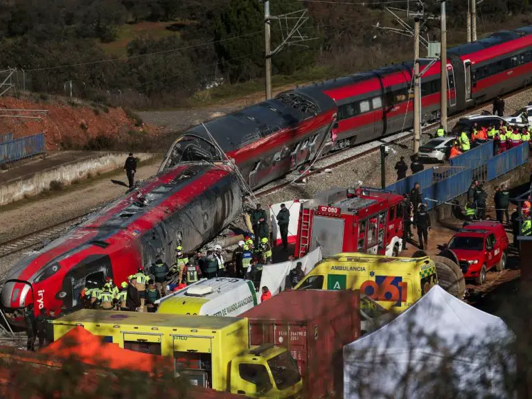 Tragedia en España| Al menos 39 muertos en choque de trenes