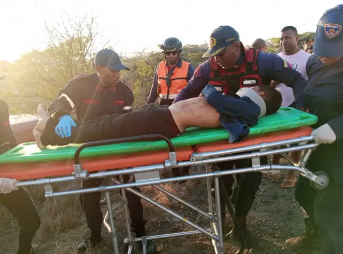 Aproximadamente a las 6 de la tarde ocurrió un volcamiento en la Coro-Punto Fijo que dejó un niño de 13 años fallecido y el chofer lesionado.