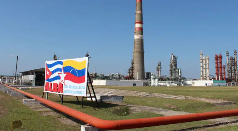 Trump anuncia cese de envío de petróleo de Venezuela a Cuba