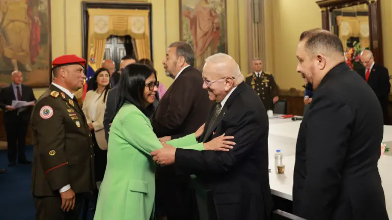 Convocan a sectores de la oposición a un proceso de entendimiento nacional