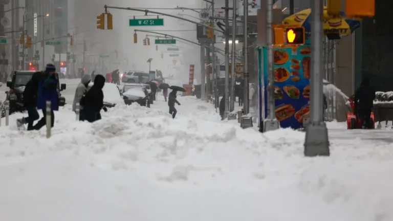 Tormenta invernal deja al menos 26 muertos y miles sin electricidad en EE. UU.