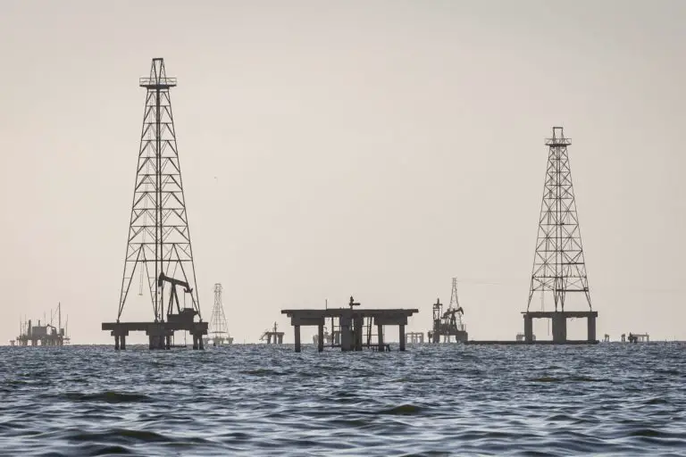 Trump reúne a 17 petroleras estadounidenses para negociar sobre Venezuela