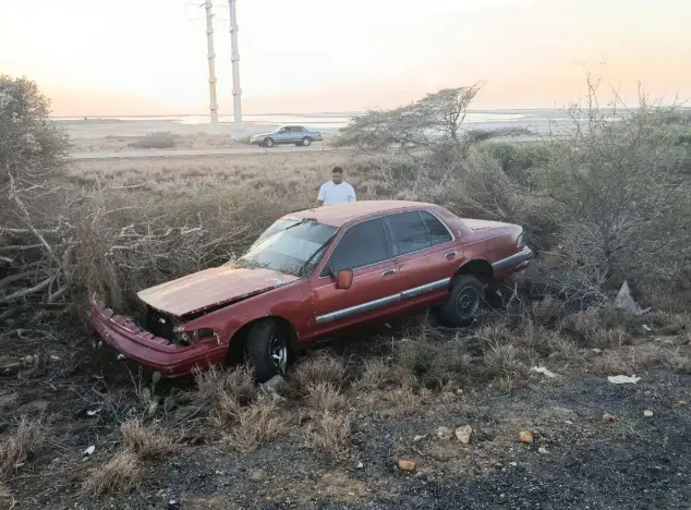 Aproximadamente a las 6 de la tarde ocurrió un volcamiento en la Coro-Punto Fijo que dejó un niño de 13 años fallecido y el chofer lesionado.
