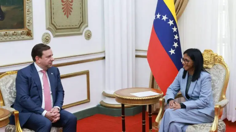 Delcy Rodríguez y directivos de Shell evalúan proyectos gasíferos