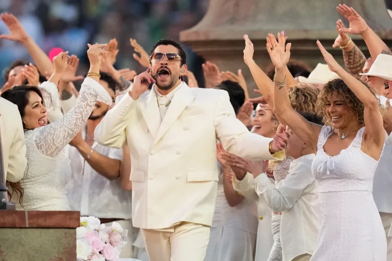 Bad Bunny enalteció a los latinos en el Super Bowl 2026 (Fotos y video)