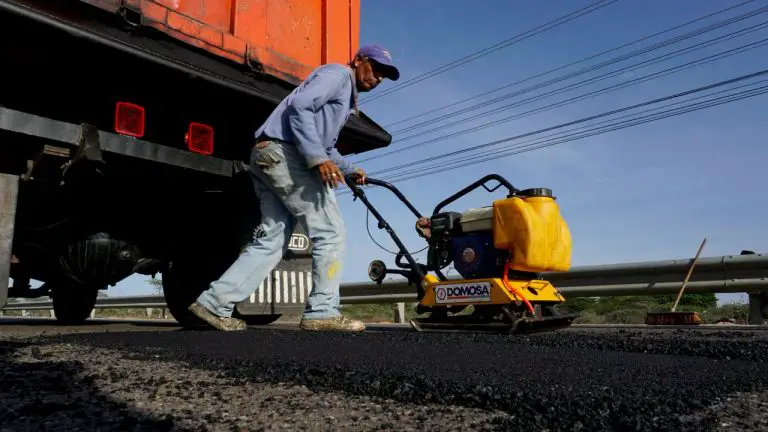 Bacheo en Carirubana mejora la avenida Bolívar