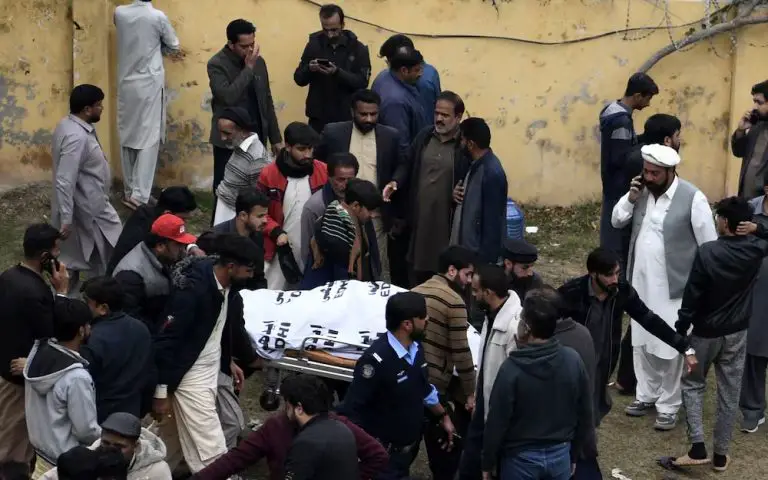 Atentado suicida en mezquita de Pakistán deja varios muertos y heridos
