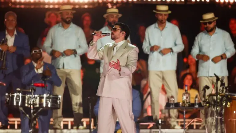Bad Bunny rinde tributo a Willie Colón en concierto en Sao Paulo