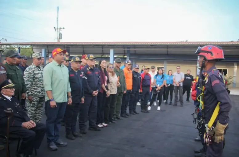 El gobernador Víctor Clark también entregó este viernes, la renovada sede del Cuerpo de Bomberos del estado Falcón en el municipio Carirubana