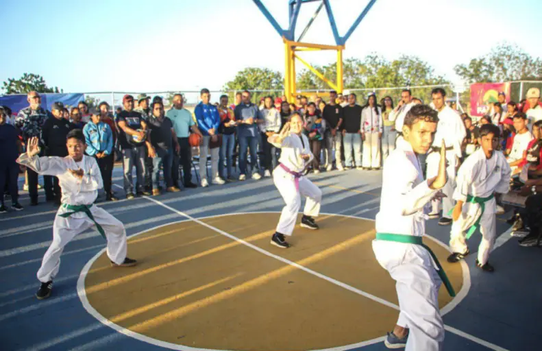 El gobernador Víctor Clark acompañó a la juventud de la comuna "Alí Primera y su canto" en la entrega de la rehabilitación de la cancha.