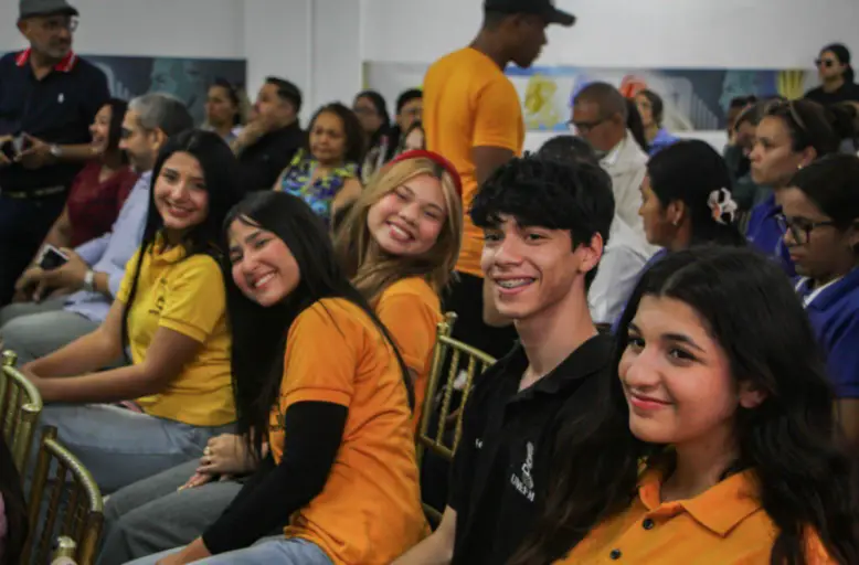 En el marco del 56 aniversario de Punto Fijo, el gobernador Víctor Clark entregó completamente renovado el comedor del núcleo El Sabino