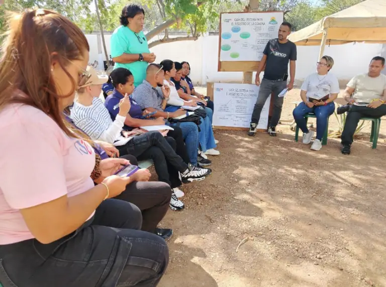 Servidores públicos participan en conversatorio sobre comunas