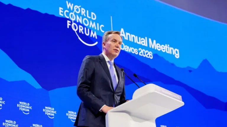 Renuncia el director del Foro de Davos por sus vínculos con Epstein