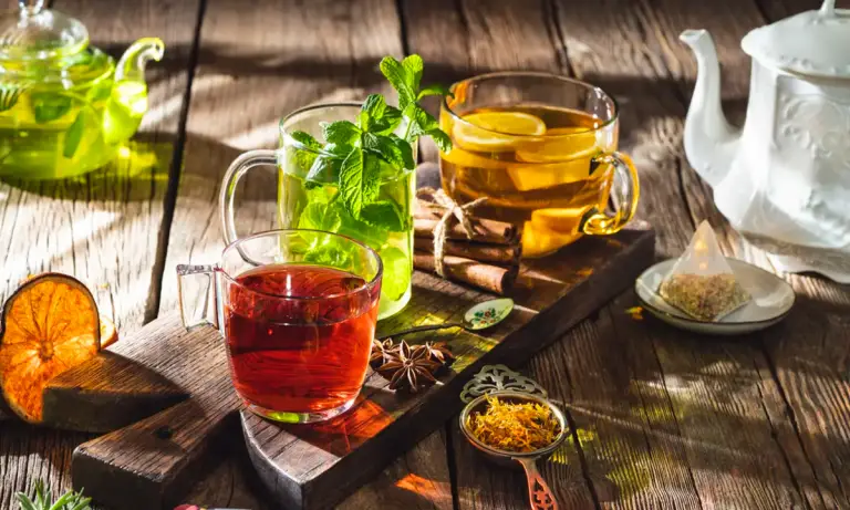 Descubre las mezclas de hierbas y frutas que funcionan para el estreñimiento