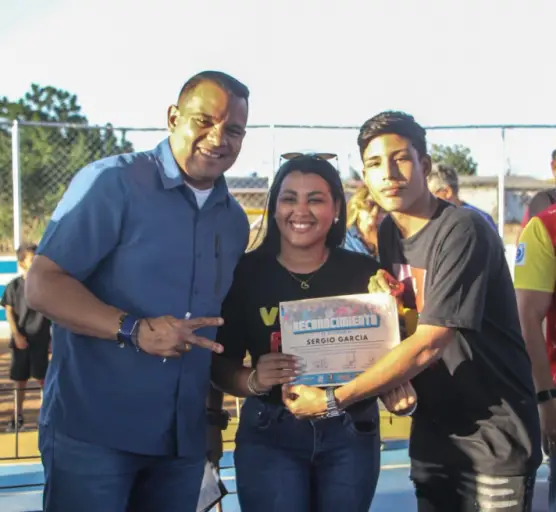 El gobernador Víctor Clark acompañó a la juventud de la comuna "Alí Primera y su canto" en la entrega de la rehabilitación de la cancha.