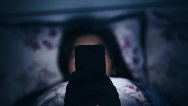 Este «inofensivo» hábito nocturno podría dejarte ciego