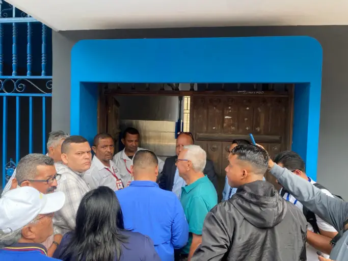 Este jueves 26 de febrero desde la plaza Sucre de la ciudad de Coro un grupo de trabajadores se reunió para exigir salarios dignos.