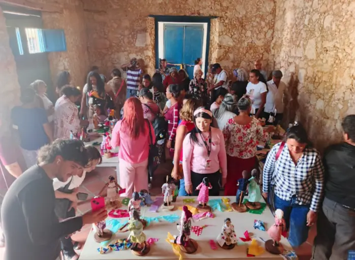 Bajo el poético lema "Hilos de Memoria, en las manos de Ramona Andara", Falcón dio inicio al Día Nacional de la tradicional Muñeca de Trapo.