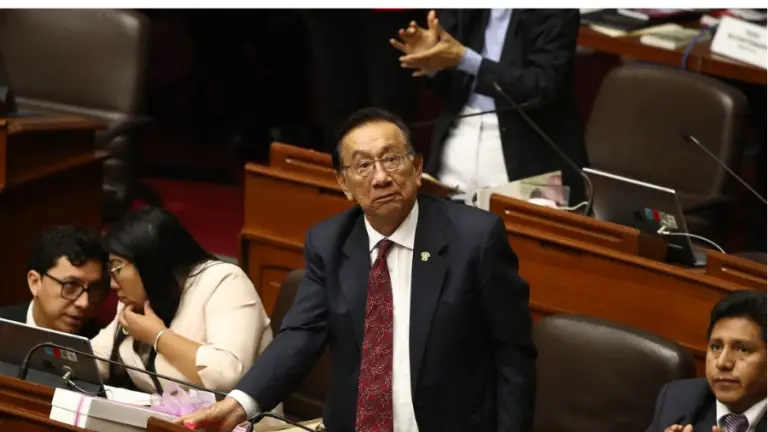 Nuevo presidente interino de Perú es citado a juicio