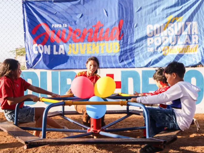 El gobernador Víctor Clark acompañó a la juventud de la comuna "Alí Primera y su canto" en la entrega de la rehabilitación de la cancha.