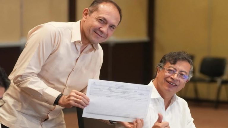 Petro suscribe solicitud de Asamblea Nacional Constituyente