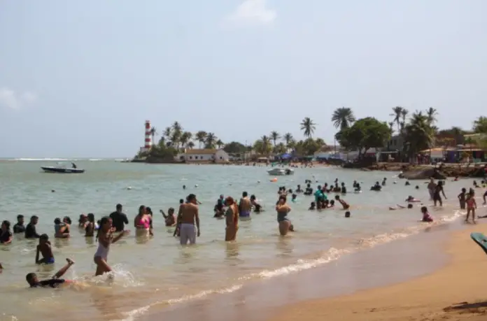 Durante el primer día de los Carnavales en Falcón, propios y visitantes, se apoderaron de las playas de la península de Paraguaná.