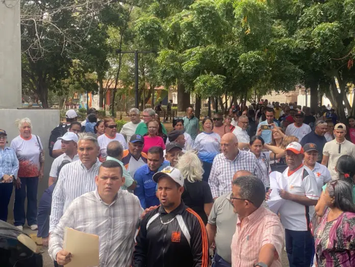 Este jueves 26 de febrero desde la plaza Sucre de la ciudad de Coro un grupo de trabajadores se reunió para exigir salarios dignos.