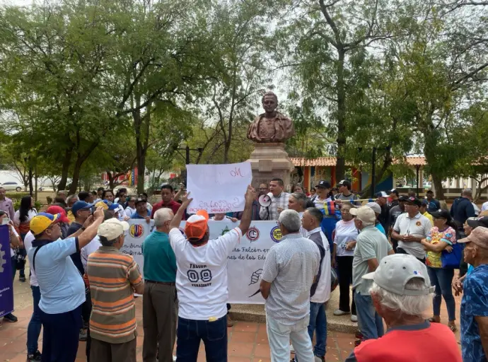 Este jueves 26 de febrero desde la plaza Sucre de la ciudad de Coro un grupo de trabajadores se reunió para exigir salarios dignos.