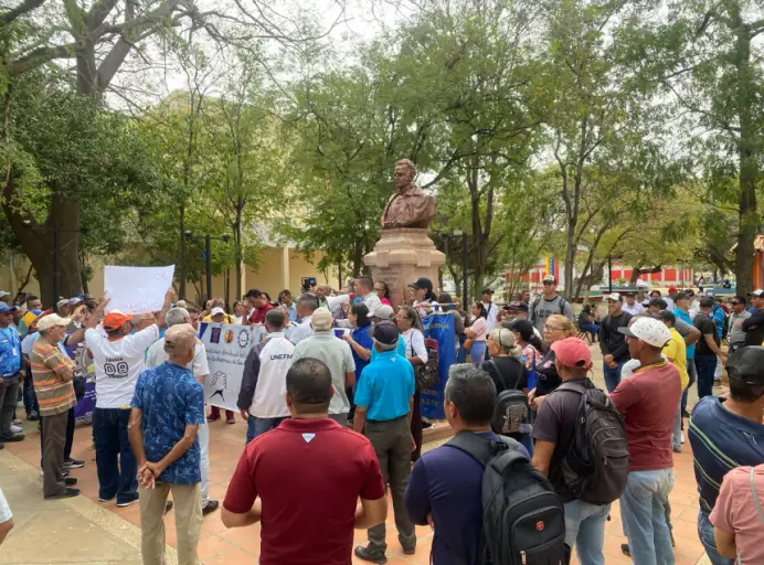 Este jueves 26 de febrero desde la plaza Sucre de la ciudad de Coro un grupo de trabajadores se reunió para exigir salarios dignos.