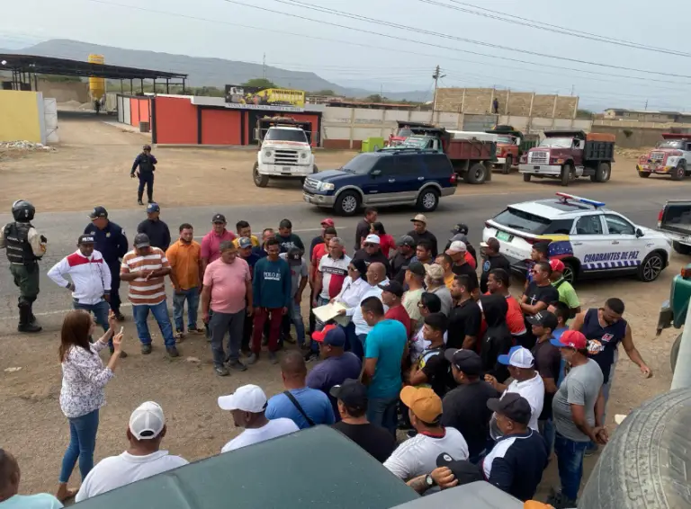 Volqueteros piden mesa de trabajo con el Gobernador Víctor Clark