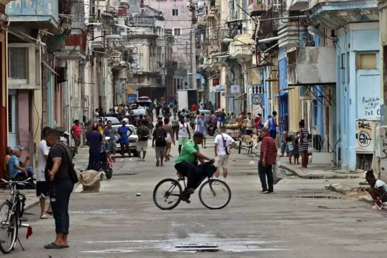 Cuba permitirá a sus ciudadanos en el extranjero invertir en empresas privadas de la isla