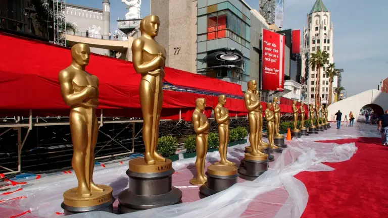 Hollywood se viste de gala con el despliegue de la alfombra roja de los Oscar