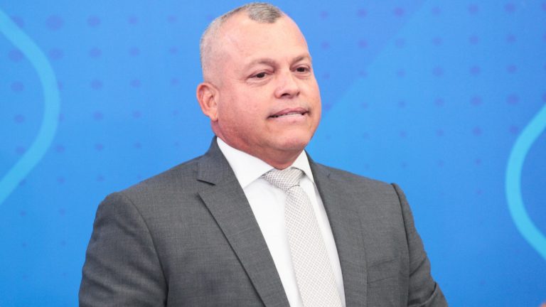 Ministro Coronado llama a los transportistas a una mesa de diálogo