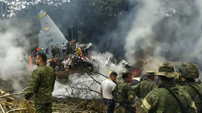 Confirman 8 muertos y 83 heridos tras accidente de avión militar en Colombia