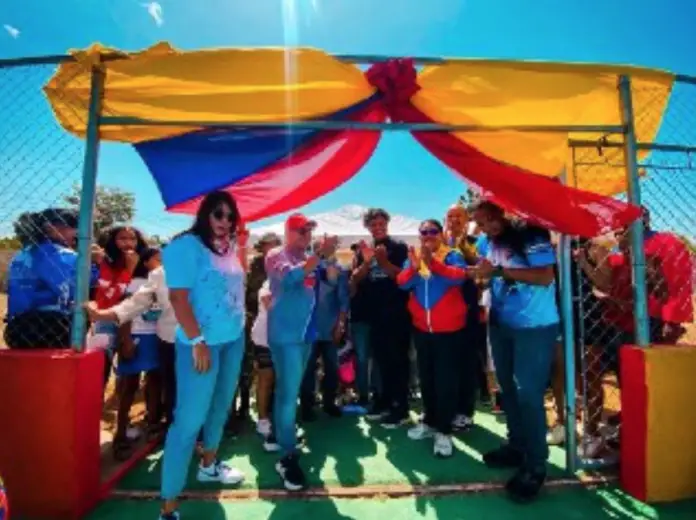 El alcalde del municipio Miranda, Henry Hernández, inauguró formalmente la Cancha Ramón Antonio Medina del sector Riberas del Río