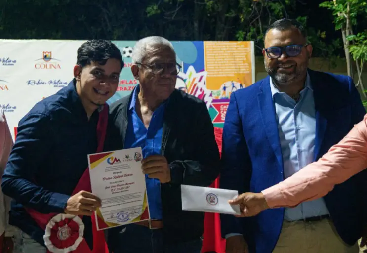 El alcalde del municipio Colina, Rubén Molina, conjuntamente con el Concejo municipal confirió la Orden Robert Serra.