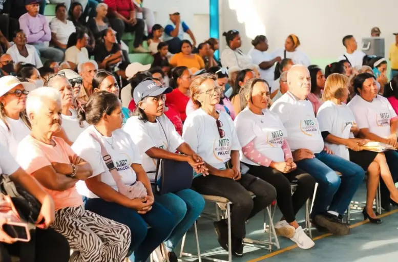 Alcalde Henry Hernández junto a Alejandro Gutiérrez, presidente de Gasfalca, entregó 208 cilindros de gas a la Comuna Socialista La Guinea.