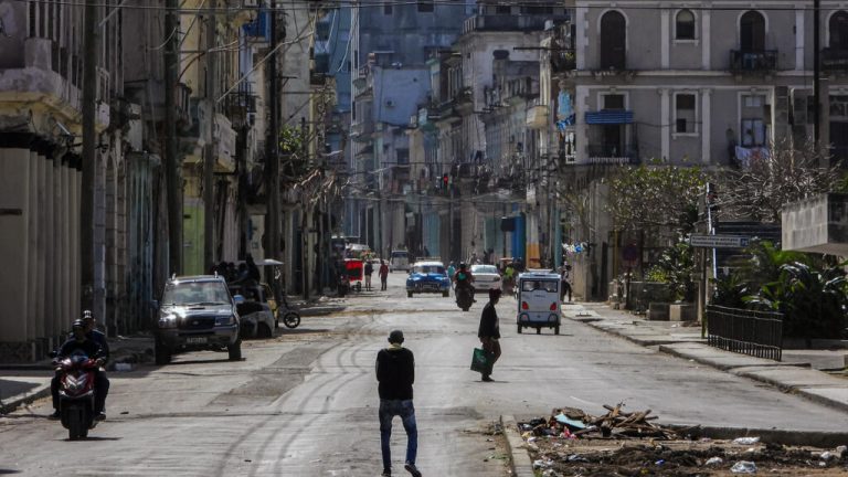 EE. UU. prohíbe a Cuba importar petróleo ruso