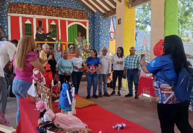 Un homenaje vibrante en el Día del Artesano con manos de barro