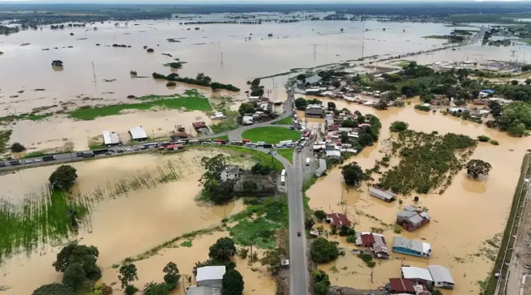 Ecuador declara emergencia nacional por severa temporada de lluvias 