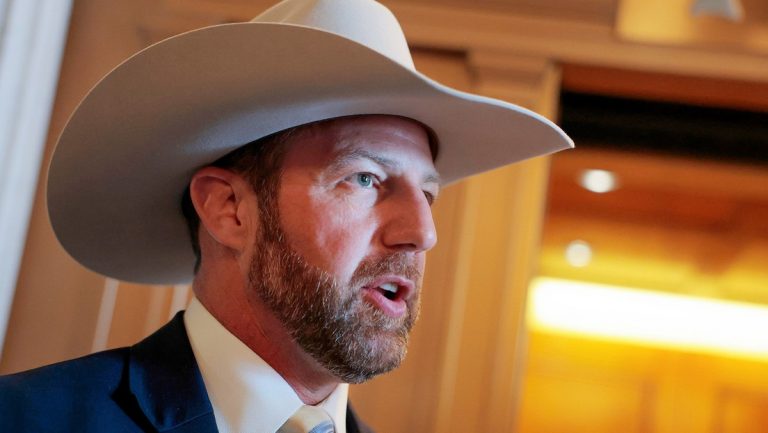 Markwayne Mullin es el nuevo jefe de la agencia «cazamigrantes» de Trump
