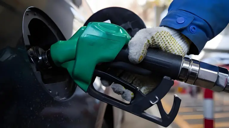 La gasolina en EE. UU. supera los 3,50 dólares por galón, su nivel más alto desde 2024