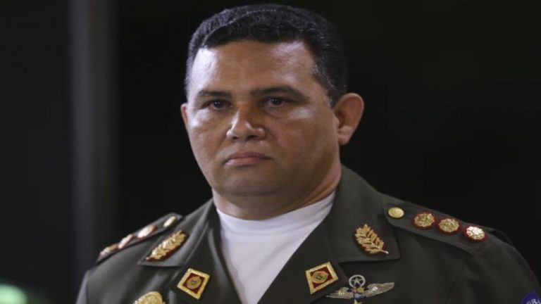 Designan a Gustavo González López como nuevo ministro de la Defensa
