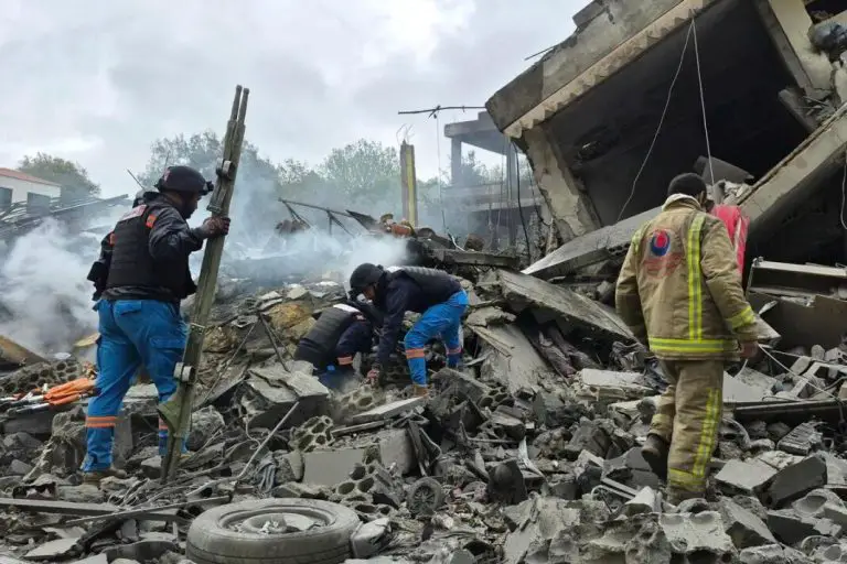 Israel y EE.UU. atacan las dos principales siderúrgicas de Irán