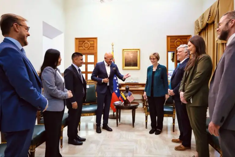 Jorge Rodríguez recibe a Laura Dogu y la delegación del Senado de EE. UU. en la AN