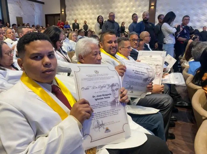 El CLEF junto al Ejecutivo Regional celebró una sesión especial para condecorar la labor de 13 médicos de distintos centros de salud.