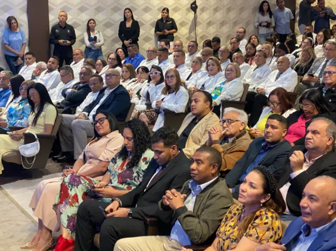 El CLEF junto al Ejecutivo Regional celebró una sesión especial para condecorar la labor de 13 médicos de distintos centros de salud.